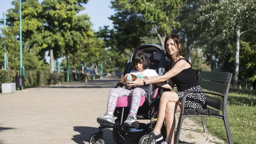 Beatriz Barrios y su hija Ainhoa, este lunes, en uno de sus paseos por la ribera del Ebro.