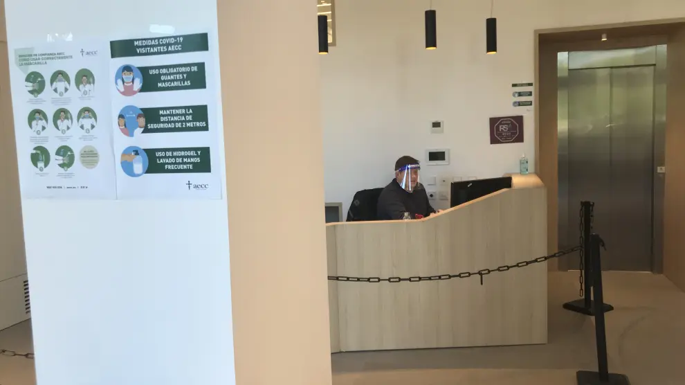 Un trabajador con mascarilla en la sede de la AECC de Zaragoza.