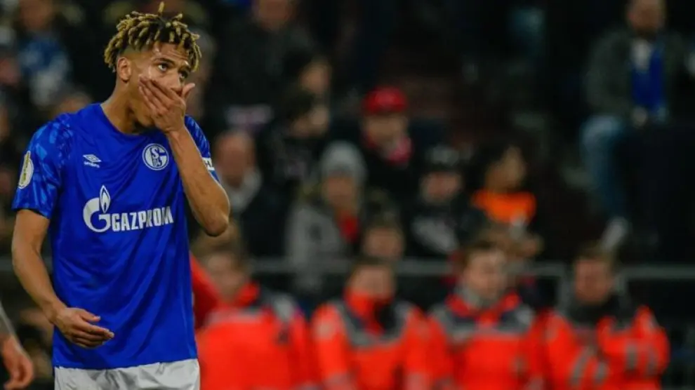 El futbolista del Schalke 04 alemán, Todibo, no pudo terminar el encuentro ante el Dortmund por lesión.
