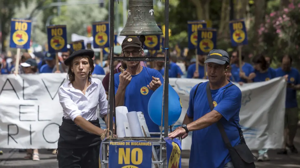 La campana de Erés durante una manifestación contra el embalse en Zaragoza.