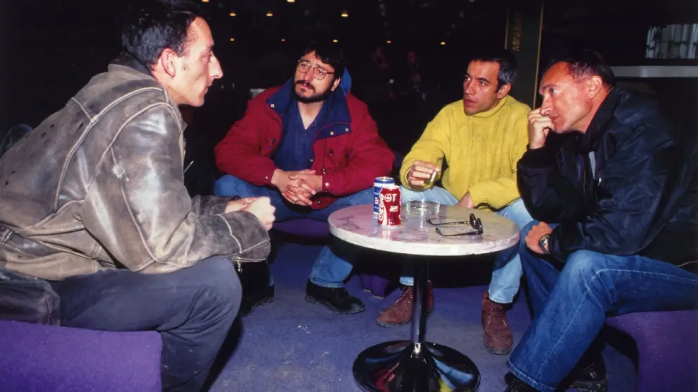 Miguel Gil con el escritor Arturo Pérez Reverte y los actores Carmelo Gómez e Imanol Arias en Sarajevo en marzo de 1996