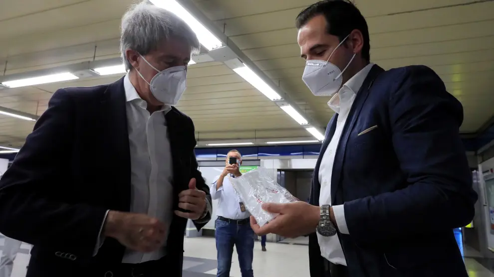 Madrid presenta las nuevas máquinas expendedoras de hidrogeles y mascarillas en el Metro