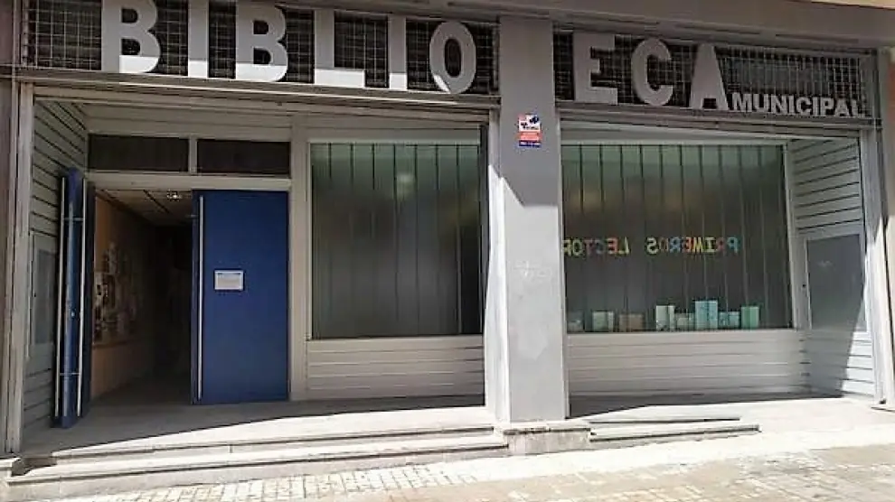 Biblioteca municipal Antonio Durán Gudiol, en la calle Alfonso II de Aragón