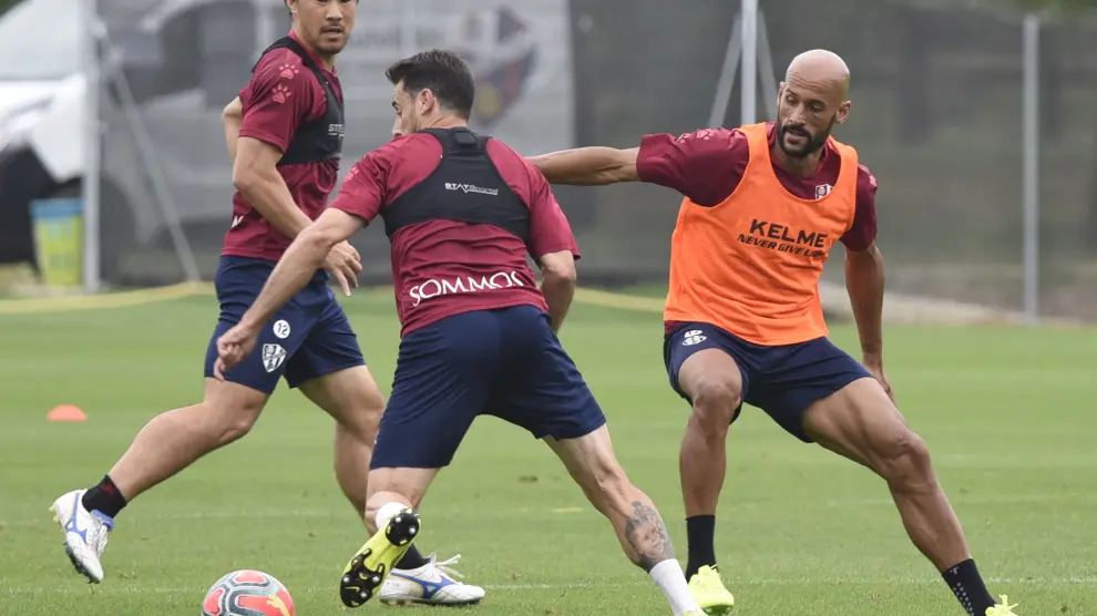 Pedro López intenta evitar a Mikel Rico en el entrenamiento de este lunes.