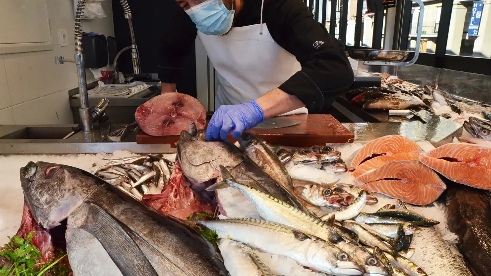 Pescados azules de temporada en el puesto de José Luis López, en el Mercado Central de Zaragoza.