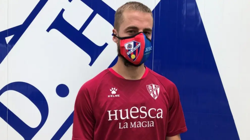 Pulido, capitán de la SD Huesca, con la mascarilla oficial del club.