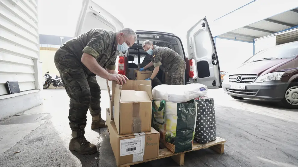 El Ejército de Tierra y la UME llevan 740 kilos de comida al Banco de Alimentos