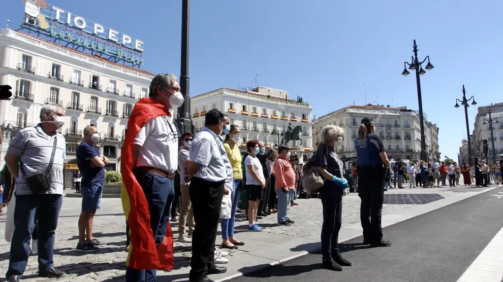 Luto nacional. Minuto de silencio en la Puerta del Sol de Madrid