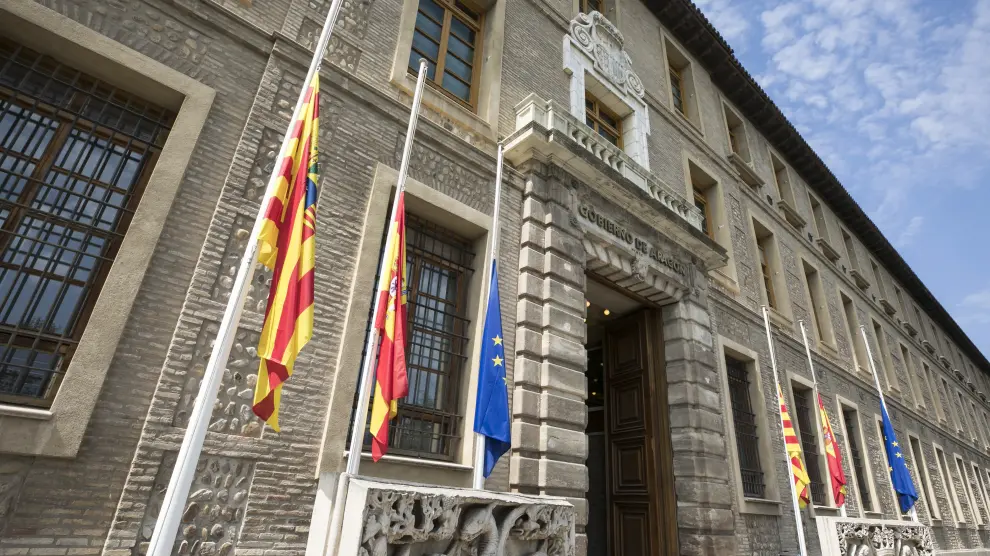 Banderas a media asta en la sede del Gobierno de Aragón.