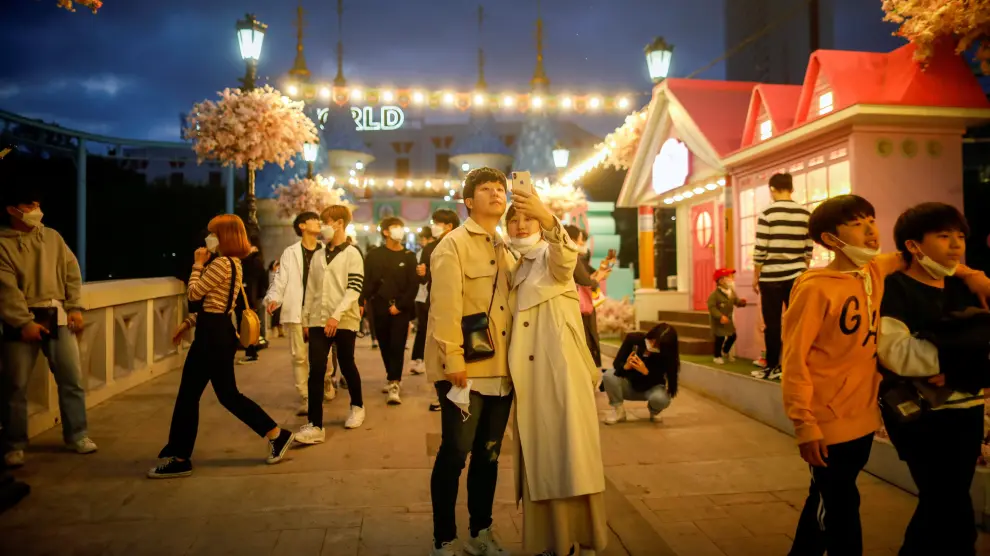 Una pareja se toma un selfi en un centro de ocio de Seúl.