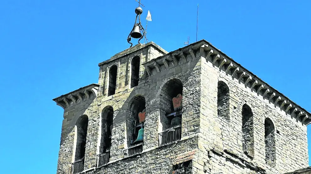 La bandera blanca ondea en la torre del campanario de la Catedral de Jaca.