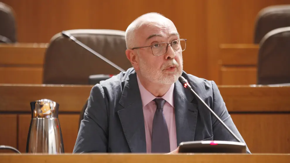 El director general de Función Pública, Esteban del Ruste, en su comparecencia de este lunes en las Cortes de Aragón para explicar la reincorporación de los funcionarios.