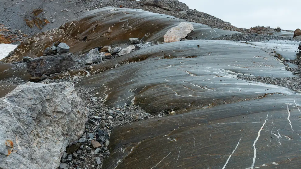 Estrías recientes causadas por el recién desaparecido glaciar de la Brecha.