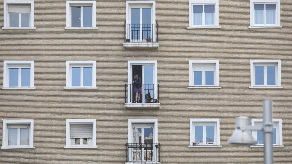 Un vecino de Zaragoza, con su perro en el balcón durante el confinamiento.