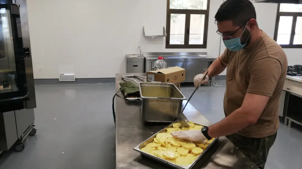 Uno de los cocineros de la Agrupación de Apoyo Logístico comprueba la cocina.