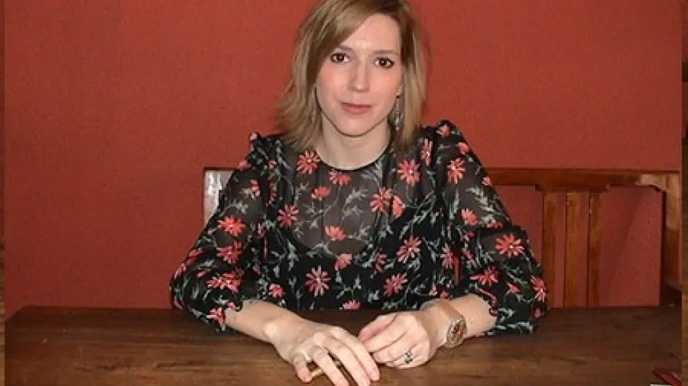 Esther Ginés pubica 'Mares sin dueño'.