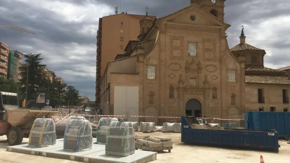 La plaza de Santo Domingo se ha quedado sin árboles de momento y dispone ya de los nuevos contenedores soterrados.