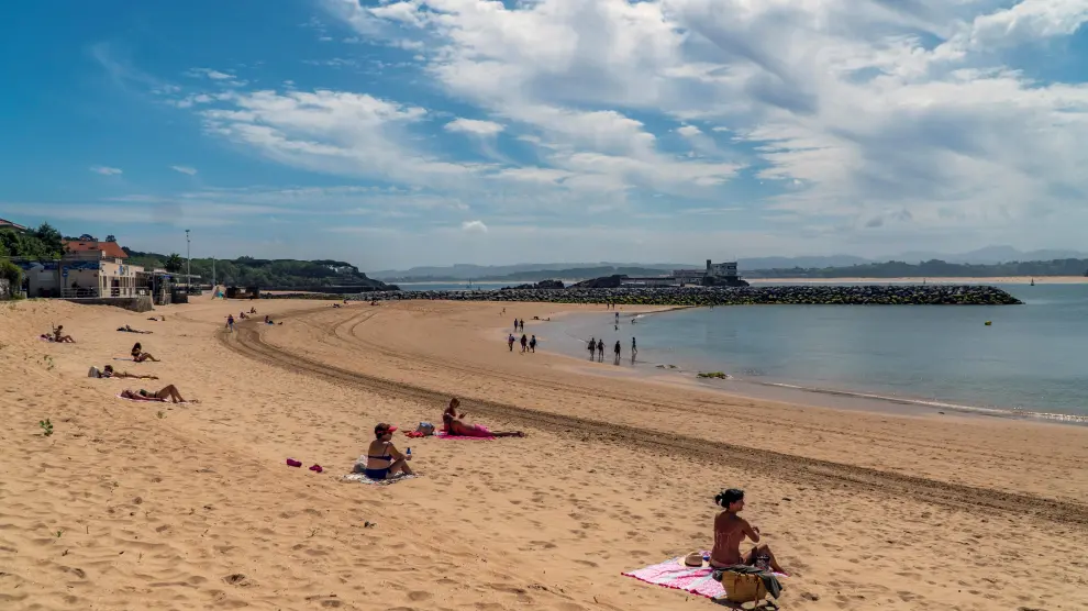 Santanderinos optan por broncearse, pasear y bañarse en 'primer día de playa'