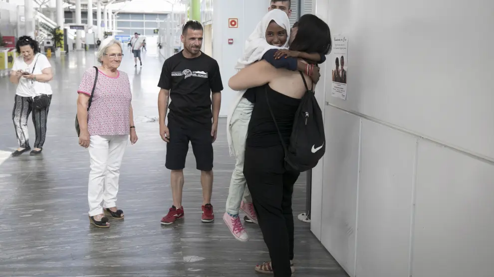 Una niña saharaui abraza a su familia de acogida en julio de 2019 tras llegar a Zaragoza.