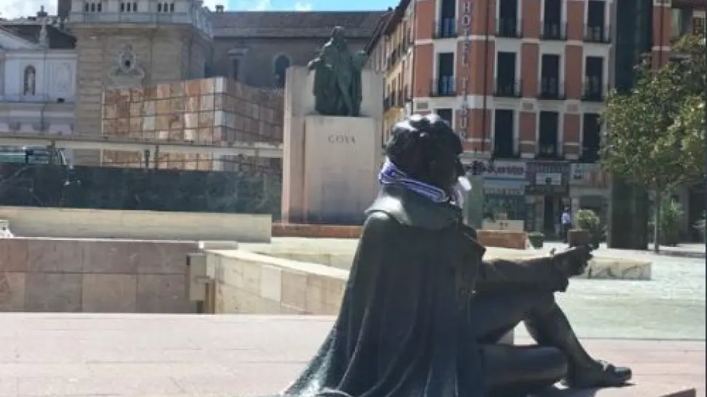 Las principales estatuas y esculturas de Zaragoza lucen los colores del R.Zaragoza.