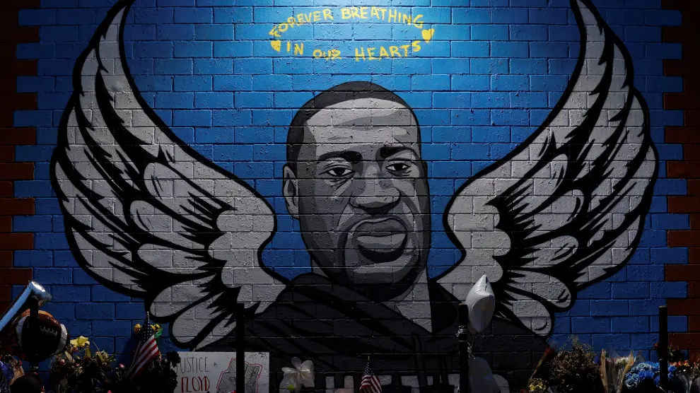 Detalle de un mural del ciudadano afroamericano asesinado George Floyd este lunes en una calle de Houston (Estados Unidos).