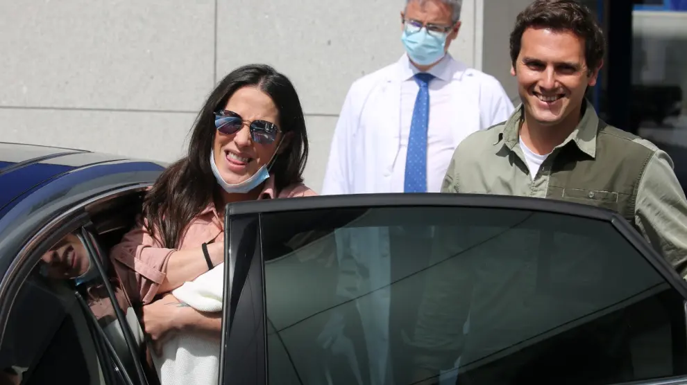 Malú y Rivera abandonan el hospital con su hija Lucía.