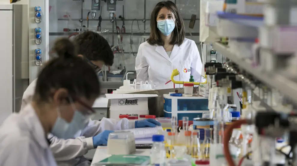 María Moros, en el laboratorio del grupo Bionanosurf.
