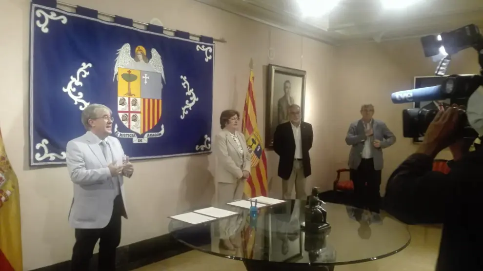 La consejera de Ciudadanía, junto al Justicia de Aragón, este miércoles.