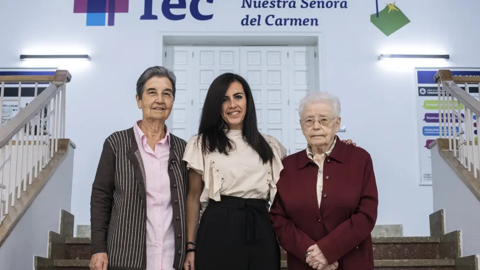 Las hermanas Carmen Sanz (derecha) y Carmen Roca (izquierda), junto a la directora, Elisa Moreno.