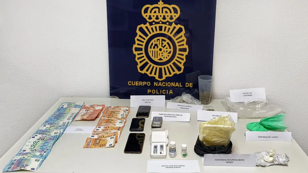 Drogas y material intervenido a los dos detenidos en la operación de Zaragoza.