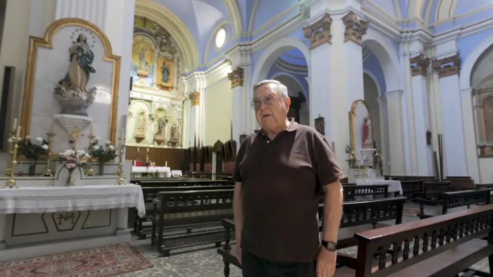 El párroco de Alcolea de Cinca y ecónomo de la diócesis, José Huerva, en su iglesia.