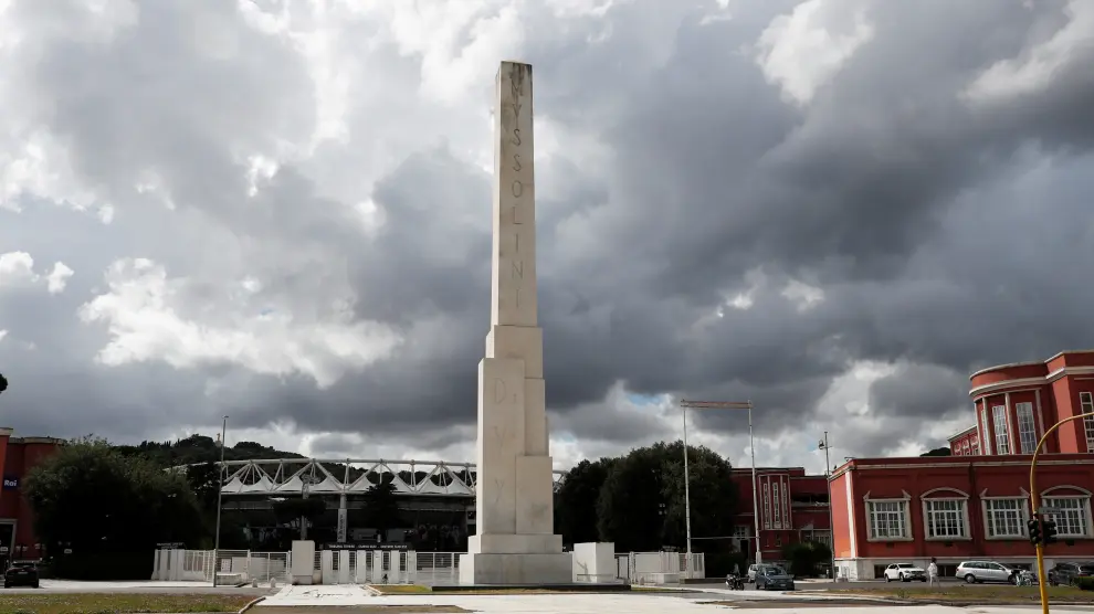 Obelisco a Benito Mussolini en Roma tomada este miércoles.