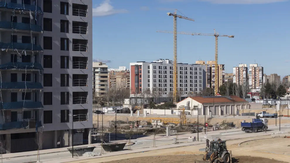 Construcción de nuevas viviendas en un bloque de pisos de la calle del Marqués de la Cadena de la capital aragonesa, el pasado año.