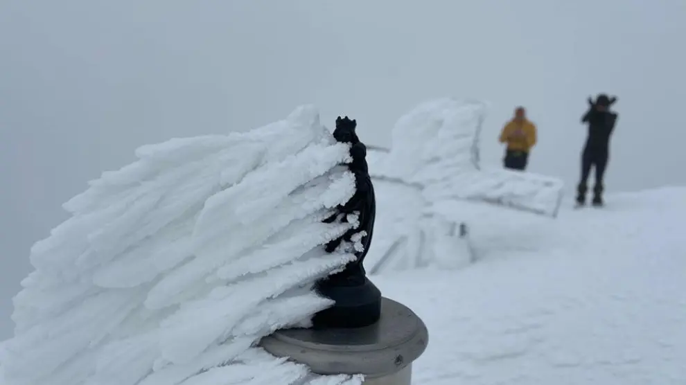 El pedestal de la virgen del Pilar y la cruz del Aneto, casi tapadas por la nieve congelada por el viento.