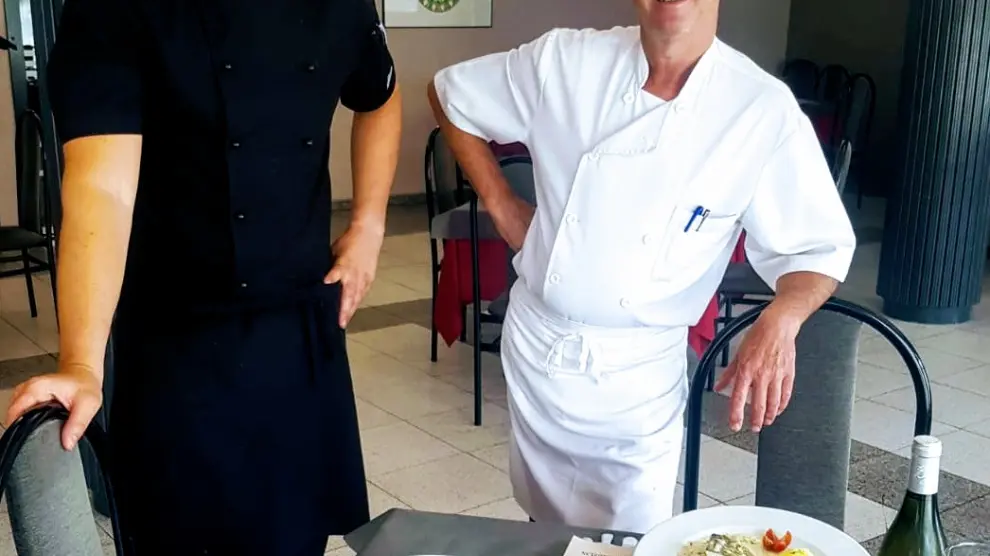 Los cocineros César Langa y Antonio Cubero, en el hotel Fornos de Calatayud.