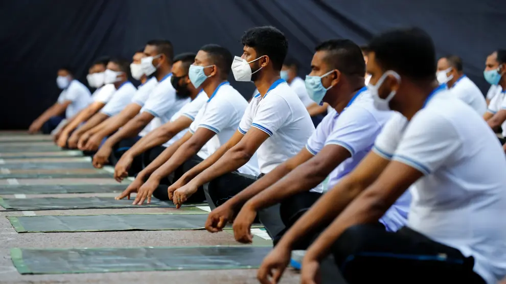 Miembros de la Policía de Bangladesh, en una sesión de yoga para mejorar su sistema inmune, en Dhaka