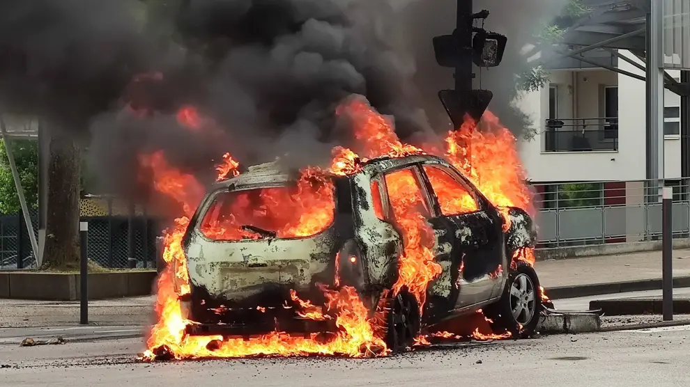 Un coche ardiendo en Dijon