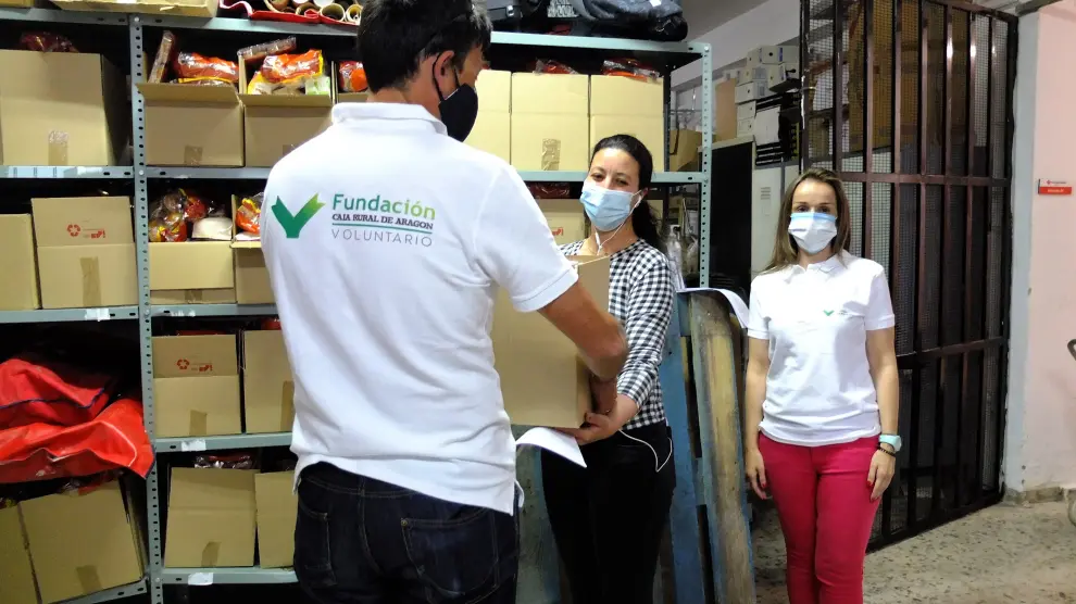 Voluntariado de la Fundación Caja Rural y de Cruz Roja han colaborado en el reparto.