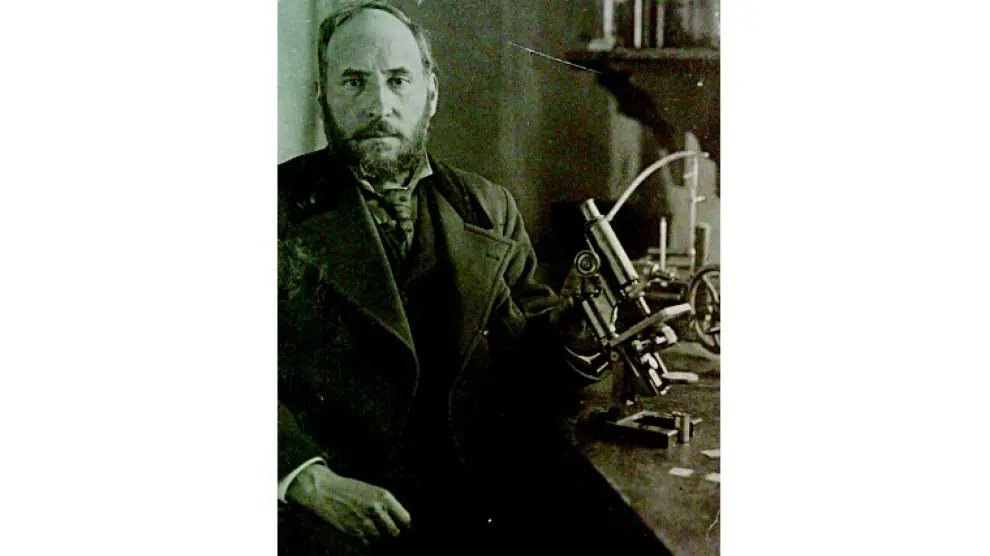 El estudio sobre el cólera que la Diputación Provincial de Zaragoza encargó a Cajal en 1885 puso en sus manos un microscopio moderno desde donde escuchar, embelesado, "los rumores de la bulliciosa colmena que todos llevamos dentro".