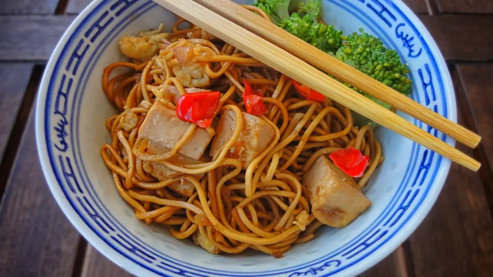 Plato de fideos tipico de la comida asiática.
