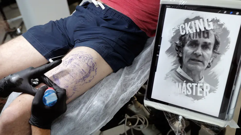 Un estudio valenciano realiza el primer tatuaje de Fernando Simón