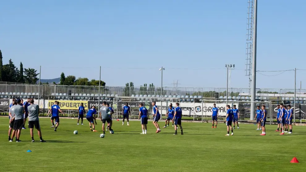 La plantilla del Real Zaragoza, al mediodía de este lunes en el último entrenamiento en la Ciudad Deportiva, previo al viaje a Badajoz.