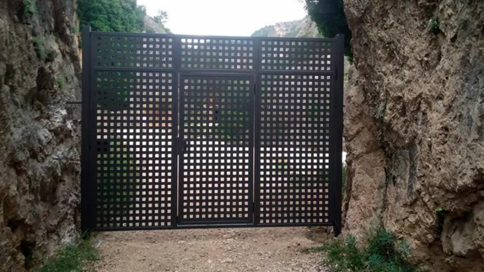 Puerta colocada por el Ayuntamiento en el acceso al Parrissal.