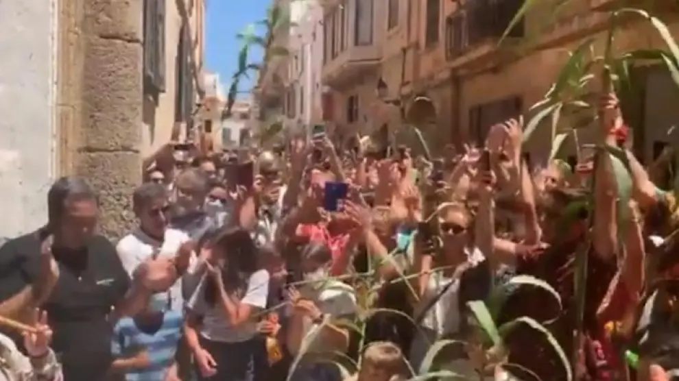 Cientos de personas se aglomeran para celebrar Sant Joan en Ciutadella, Menorca