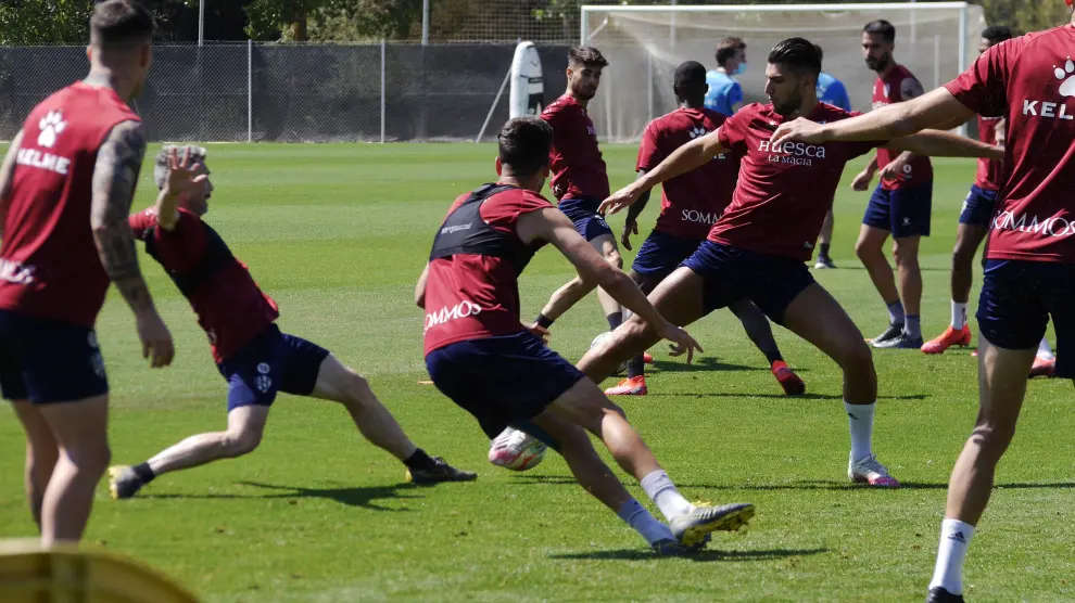 Jugadores de la SD Huesca, durante el entrenamiento de este lunes.