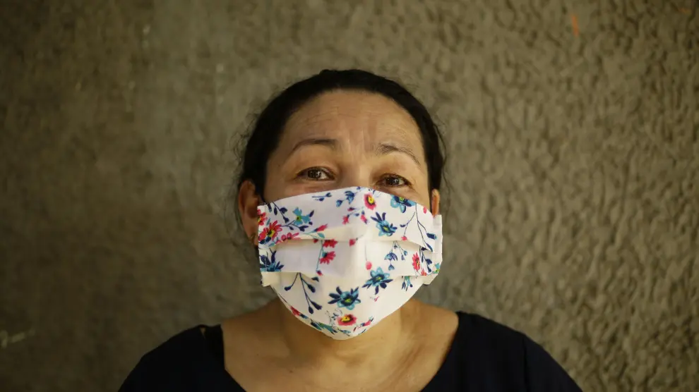 "Taxear", carbón y mascarillas, alternativas de salvadoreñas ante el COVID-19