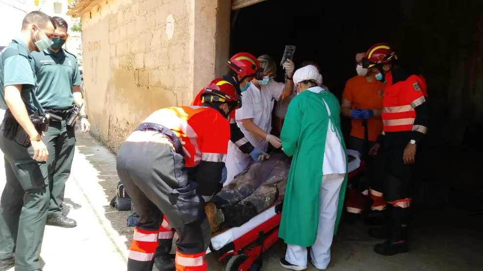 El operario municipal rescatado tras caer al algibe en Alloza.