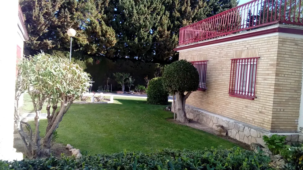 En Las Casitas cuentan con un amplio jardín y un huerto.