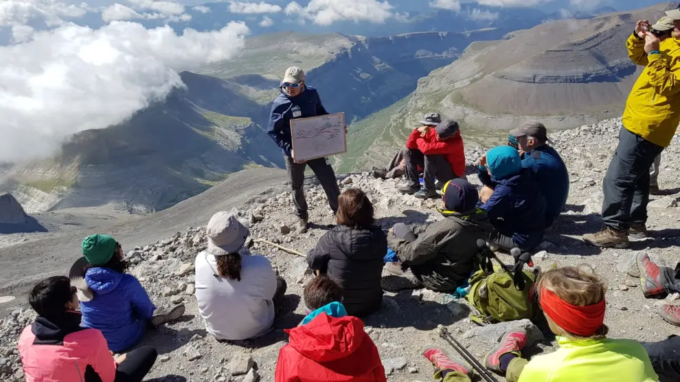 Participantes en la travesía geológica por el Parque Nacional de Ordesa, en la cima de Monte Perdido.