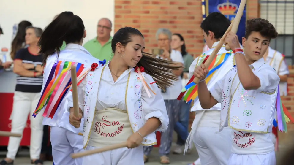 Miembros de la Asociación Cultural Dance de San Bernando, interpretando el tradicional baile